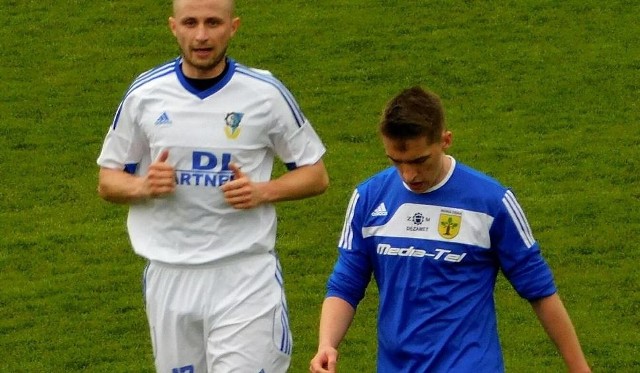 Karol Głowacki (z prawej) ze Stali Nowa Dęba tak jak jego koledzy nie może być zadowolony z remisu w meczu ze Stalą Gorzyce.