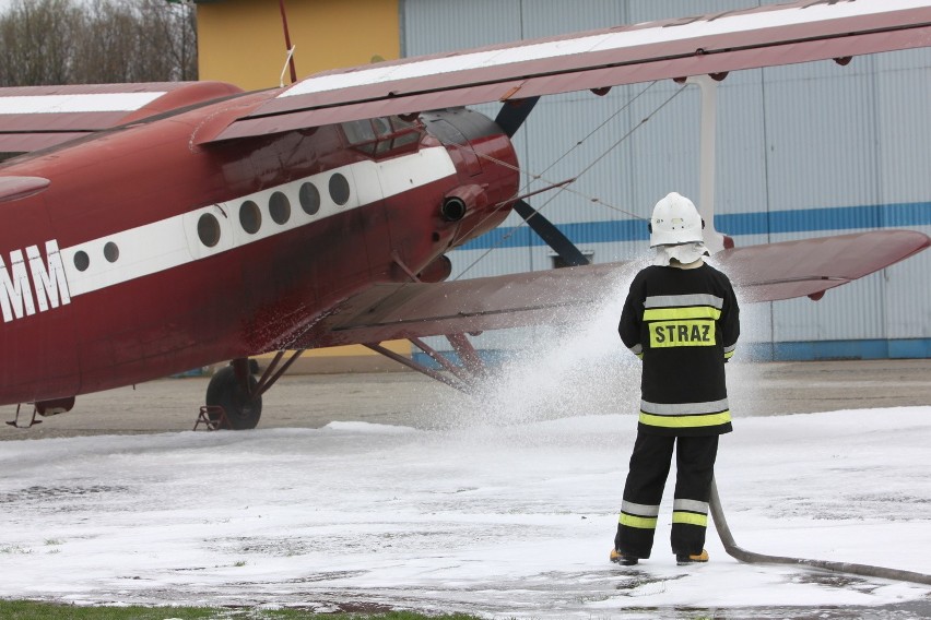 Wypadek na lotnisku w Gotartowicach. Palił się samolot [ZDJĘCIA i WIDEO]