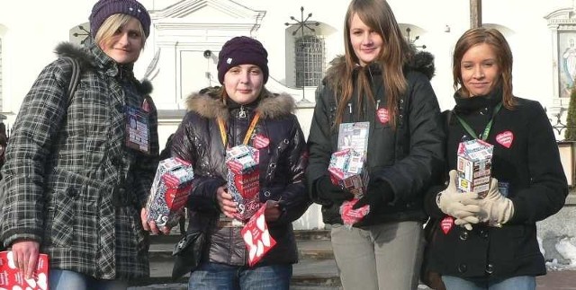 Urodziwe wolontariuszki z klasy III TAK (od lewej): Kasia, Daria i dwie Angeliki kwestowały także w Kazimierzy Wielkiej.