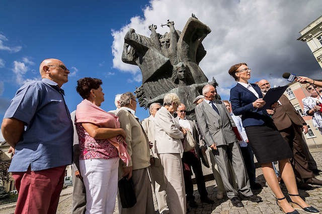 Miejsce, na którym stoi pomnik walki i męczeństwa, jest symbolem - mówią autorzy apelu do prezydenta o nieprzesuwanie monumentu