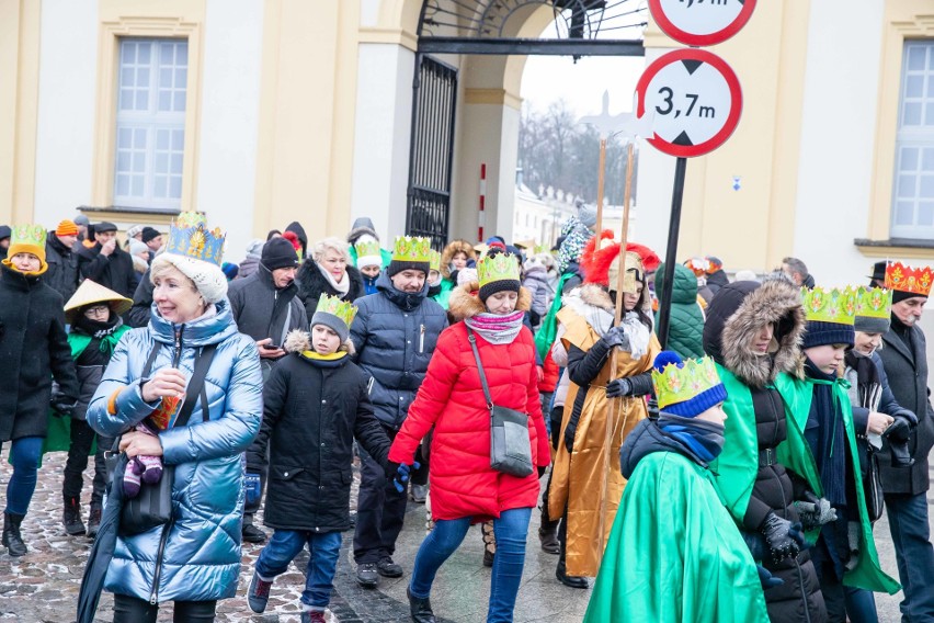Orszak Trzech Króli 2020 przeszedł ulicami Białegostoku. Wielkie jasełka pełne kolorów, śpiewu i radości (ZDJĘCIA) 