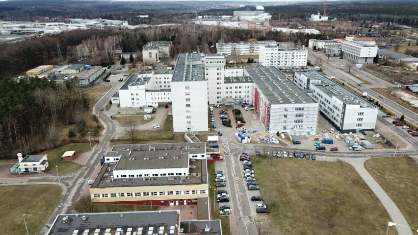 Ewakuacja szpitala w Starachowicach trwa. W akcji mnóstwo karetek. Cała placówka dla chorych na koronawirusa (WIDEO Z DRONA, ZDJĘCIA)