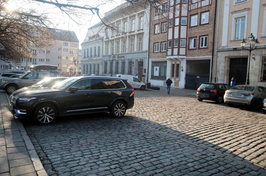 Parkowanie na placu Orła Białego w Szczecinie płatne przez cały tydzień? Mieszkańcy chcą zmian!  