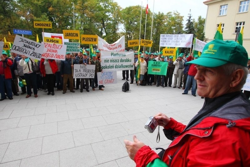 Działkowcy protestowali pod Urzędem Wojewódzkim w Poznaniu [ZDJĘCIA]