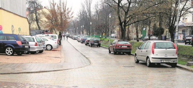 Ulica Planty, od Sienkiewicza do Piotrkowskiej jest tu pełno stojących samochodów, choć obowiązuje na niej zakaz parkowania. Samochody, które są w ruchu, nie mogą się minąć. Muszą wjeżdżać na chodnik.