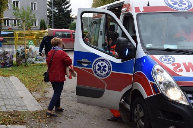 Noworodek przyszedł na świat w domu w jednej z kamienic w Szczecinku. Jego matka zaraz po porodzie wyrzuciła dziecko przez okno z wysokości I piętra. Na ziemi pod domem znalazła je sąsiadka.