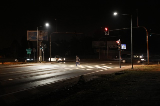 Nowe oświetlenie poprawi bezpieczeństwo przy przejściach dla pieszych przy skrzyżowaniach DK 94 z ulicami: Niepołomską, Grottgera i Czarnochowską w Wieliczce. Montaż tam nowych lamp kosztował ponad 240 tys. zł