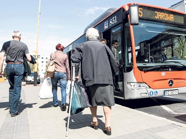 Jak to możliwe, że w Warszawie opłaca się wprowadzić bilet roczny dla seniora za 50 zł, a w Rzeszowie nie. Przecież dzięki temu znacznie więcej osób korzystałoby z komunikacji miejskiej