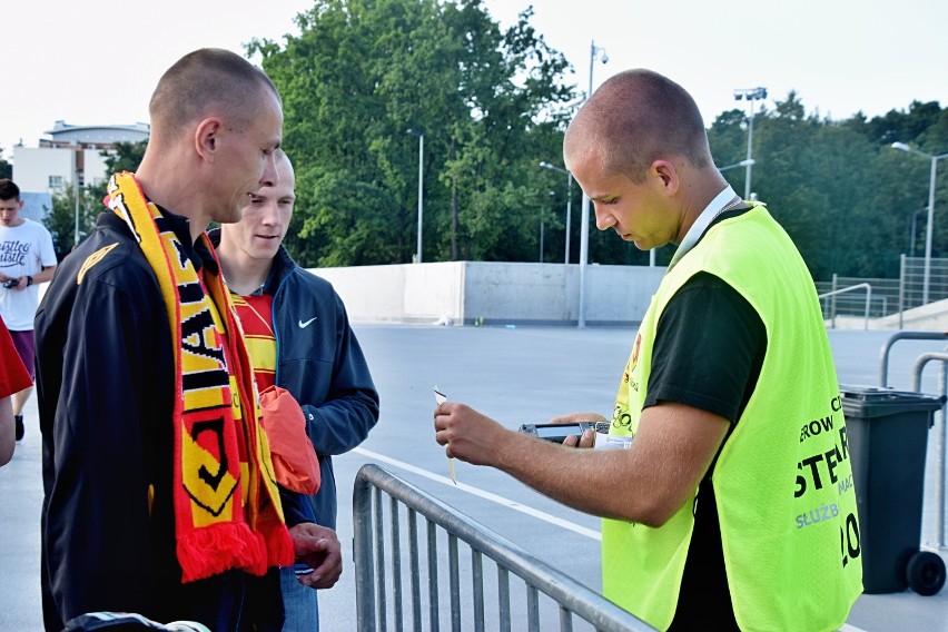 Na bramach wejściowych na stadion najtrudniejsza praca czeka...