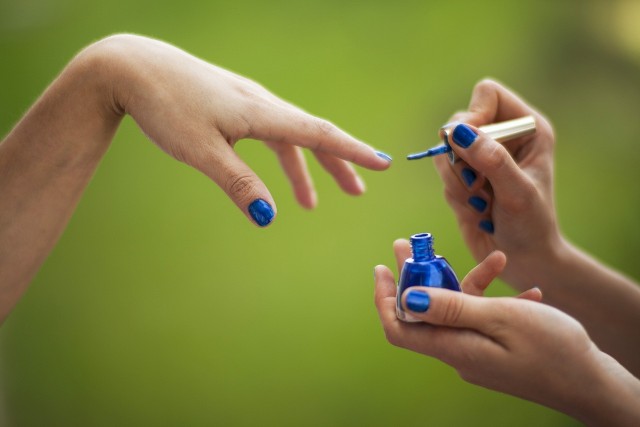 Manicure hybrydowy to jedna z najpopularniejszych metod ozdabiania paznokci. Pomalowane paznokcie utrzymują się bez odprysków do trzech tygodni. Jak lakier hybrydowy działa na twoje dłonie? Zobacz w galerii >>>