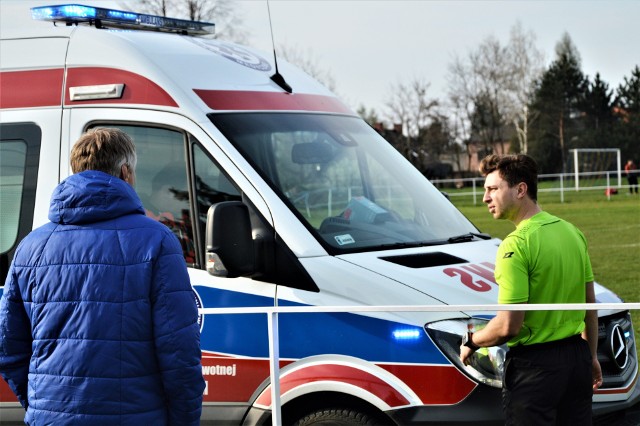 Jawiszowice - Słomniczanka 2:3. Sędzia Jonasz Kita dwa razy przerywał pierwszą połowę. Najpierw po wypadku Grzegorza Sułko, a potem po przyjeździe karetki pogotowia.