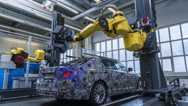 Roboty są wyposażone w dwa czujniki rejestrujące punkty odniesienia, a następnie skanujące indywidualne powierzchnie o wielkości ok. 80 x 80 cm każda. W połączeniu, te dane odwzorowują cały pojazd, a ich analiza pozwala na szybkie wykrycie wszelkich odstępstw. Wówczas specjaliści z oddziału produkcyjnego ds. integracji technicznej mogą podjąć odpowiednie działania zaradcze na wczesnym etapie produkcji / Fot. BMW