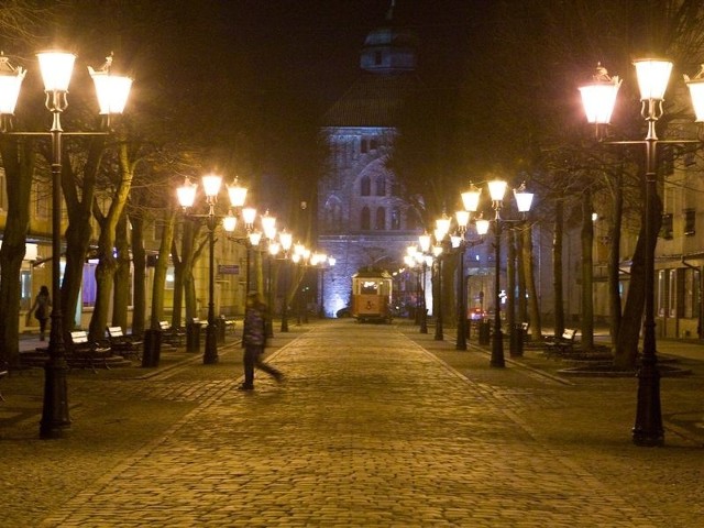 Na ulicy Nowobramskiej świecą się już wszystkie lampy.