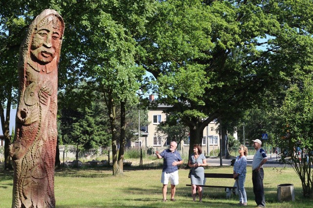 Rzeźba Rybaka w dzielnicy Warszów jest jednym z ulubionych miejsc spotkań mieszkańców tej części miasta. Z biegiem lat drewniana rzeźba uległa zniszczeniu, a szanse na jej uratowanie malały
