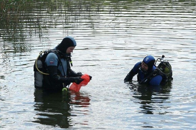 Płetwonurkowie w jeziorze Wikaryjskim w Jedwabnie pod Włocławkiem odnaleźli ciało 21-22 letniego mężczyzny.