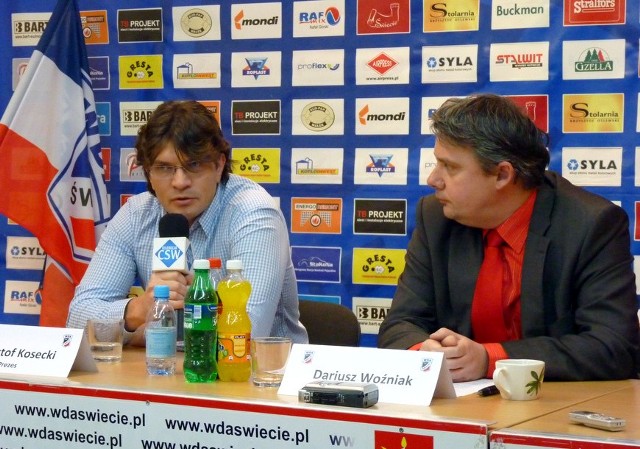 Prezes Wdy Krzysztof Kosecki (z lewej) twardo stąpa po ziemi. Na razie otwarcie nie mówi o awansie do II ligi. Jednak zapewnia, że świecianie wiosną będą w każdym meczu grać o zwycięstwo.