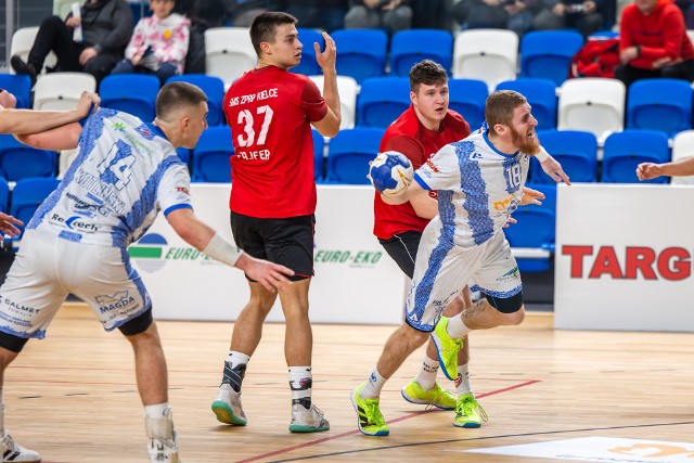 Handball Stal Mielec (biało-niebieskie stroje) rok kończy porażką.