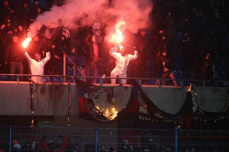 Lotto Ekstraklasa. Chuligani Piasta wtargnęli na boisko i przerwali derby z Górnikiem. A piłkarze z Gliwic prowadzili... [WIDEO]