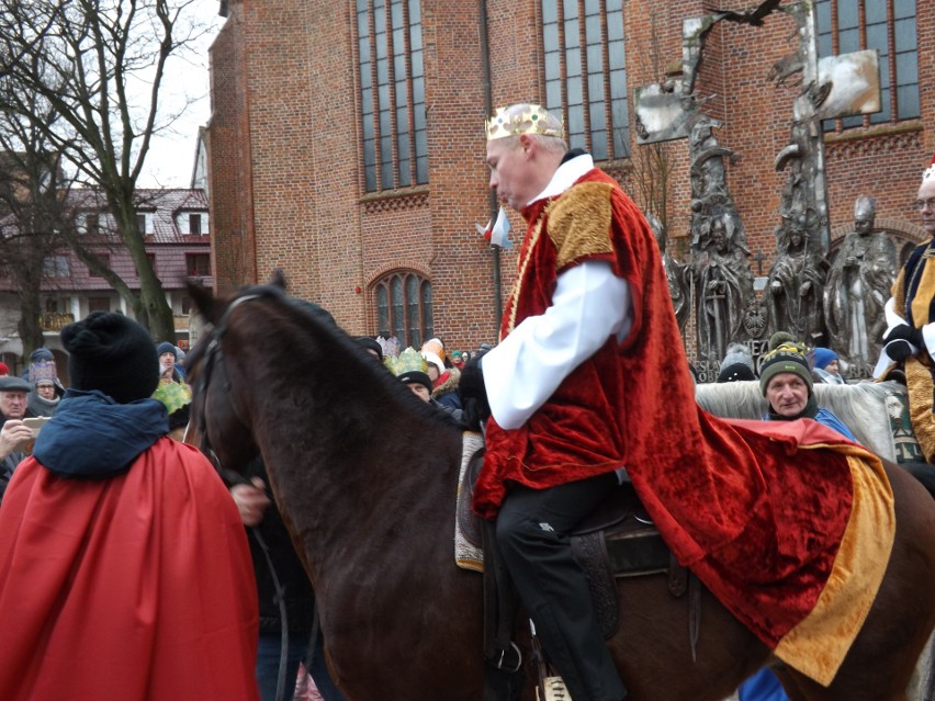 Pierwszy Orszak Trzech Króli w Kołobrzegu. Wyruszył po mszy odprawionej w bazylice [ZDJĘCIA] 