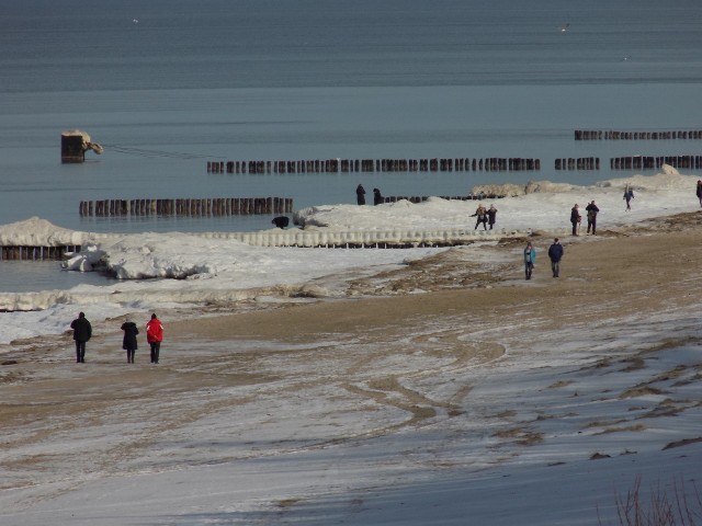 Tym razem nie ruiny kościoła na klifie, a topniejące czapy śniegu na plaży przyciągnęły do Trzęsacza turystów. Słoneczna pogoda i wysoka temperatura zachęciły przyjezdnych do wyjścia na plażę i podziwiania resztek zimy.