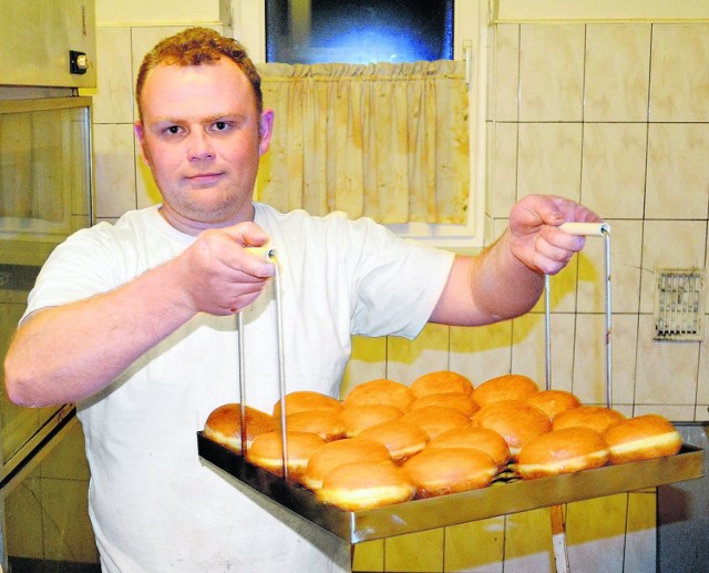 Eugeniusz Larysz dziennie wypieka ponad sto pączków, ale w tłusty czwartek roboty będzie więcej