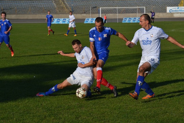 Piłkarze Unii Tarnów (białe koszulki) remisując 2:2  z Wisłą Sandomierz, przerwali zwycięski marsz lidera