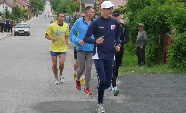 Jarosław Lubiński (na pierwszym planie) wystartuje w półmaratonie.