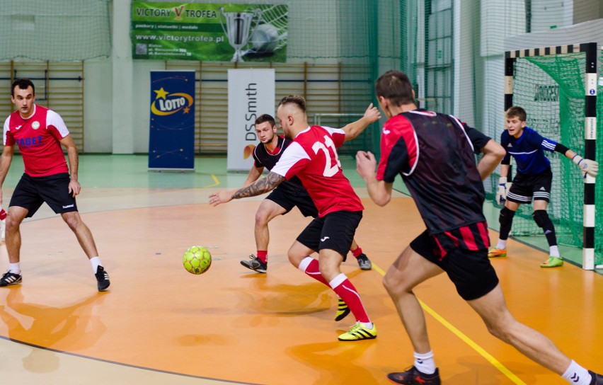 Drugie zwycięstwo AKS Wzdół w Kieleckiej Lidze Futsalu. Padło dużo goli [DUŻO ZDJĘĆ]   
