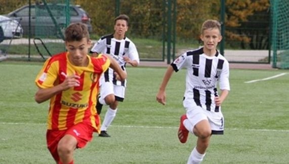 Piłkarze KKP Korona Kielce bezbramkowo zremisowali z Sandecją Nowy Sącz w Centralnej Lidze Juniorów do 15 lat.