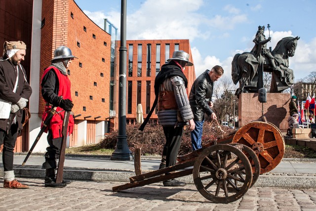 Kazimierzowski Uniwersytet Trzeciego Wieku w Bydgoszczy zorganizował dziś imprezę z okazji przypadających 4 marca imienin swojego patrona - kr&oacute;la Kazimierza Wielkiego. Wydarzenie odbyło się pod pomnikiem założyciela Bydgoszczy, w pobliżu ulicy Wały Jagiellońskie. Rolę monarchy odegrał wiceprzewodniczący Rady Miasta, Kazimierz Drozd.W programie uroczystości były między innymi pokazy dawnych tańc&oacute;w i walk rycerskich. &lt;img src=&quot;http://m.7dni.pl/2017/01/orig/ea0f2-359378.jpg&quot;&gt;Wypełnij krzyż&oacute;wkę i pojedź do Brukseli lub Strasburga [konkurs]Seniorze, zapisz się na bezpłatny kurs &bdquo;50   na drodze&quot;