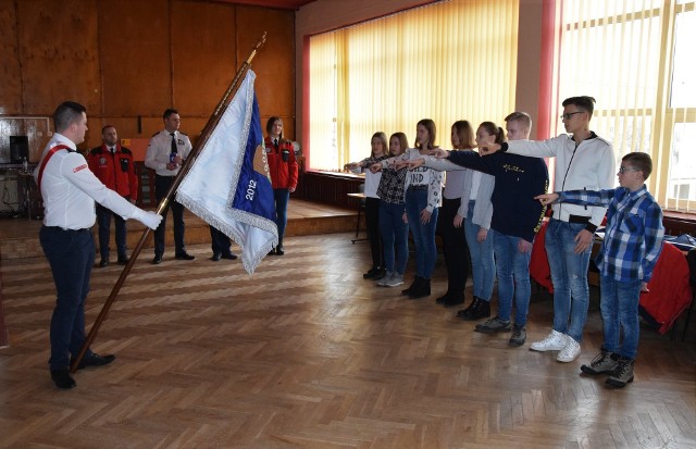 Ośmioro młodych inowrocławian przeszło ostatnio kurs zakończony egzaminem i zdobyciem stopnia młodszego ratownika WOPR. Szkolenie zorganizowało Nadgoplańskie Wodne Ochotnicze Pogotowie Ratunkowe w Kruszwicy. Podczas kursu adepci ratownictwa uczyli się m. in. holowania osób we wodzie, udzielania pierwszej pomocy, organizacji kąpielisk. - Zauważyłem w szkole ogłoszenie o naborze na kurs ratowników wodnych. Postanowiłem skorzystać z tej oferty. Lubię wodę. Mam patent sternika. Uprawiałem pływanie. Ponadto uznałem, że kwalifikacje ratownika WOPR mogą mi się przydać na studiach - usłyszeliśmy od Dawida Ławniczaka, ucznia I LO im. Jana Kasprowicza w Inowrocławiu, świeżo upieczonego młodszego ratownika. W szkoleniu uczestniczyła też Agata Hulisz, gimnazjalistka ze Szkoły Podstawowej nr 14 w Inowrocławiu. A oto co nam powiedziała: - Chciałam wziąć udział w takim kursie. Na chwilę obecną wiążę swoją przyszłość z ratownictwem. Zdaję sobie sprawę, ze przede mną jeszcze długa droga, ale na pewno wytrwam. Przedstawiciele Nadgoplańskiego WOPR podkreślają, że kurs, który przeszli nastolatkowie jest dopiero pierwszym krokiem w ratownictwie wodnym. Ratowników czeka teraz wolontariat, a po uzyskaniu pełnoletniości kolejne szkolenia, zdobywanie dodatkowych kwalifikacji i egzaminy. W minioną sobotę, w klubie na osiedlu Zagople w Kruszwicy świeżo upieczeni młodsi ratownicy otrzymali specjalne książeczki ratowników WOPR. Złożyli też ślubowanie na sztandar Nadgoplańskie Wodnego Ochotniczego Pogotowia Ratunkowego. Odebrał je Maciej Banachowski, prezes jednostki ratowniczej w Kruszwicy.(FI)  