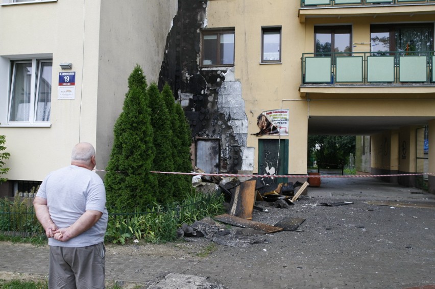 Warszawa Targówek: Pożar bloku na Bródnie. Palił się budynek przy ul. Rembielińskiej 19 [ZDJĘCIA]