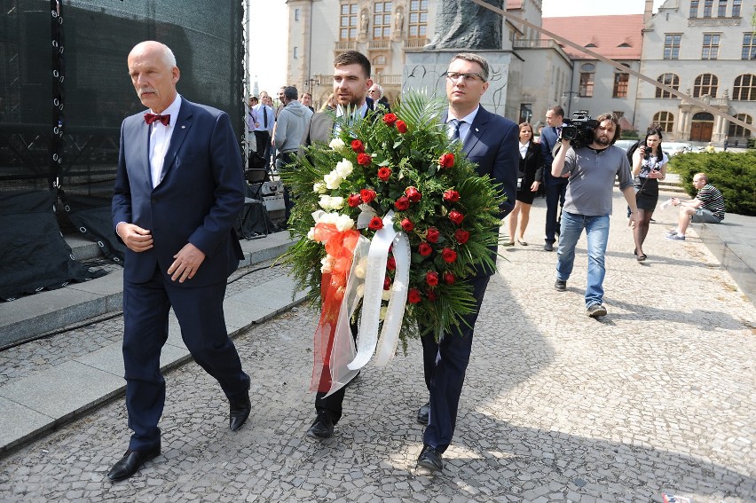 Janusz Korwin-Mikke na placu Adama Mickiewicza w Poznaniu