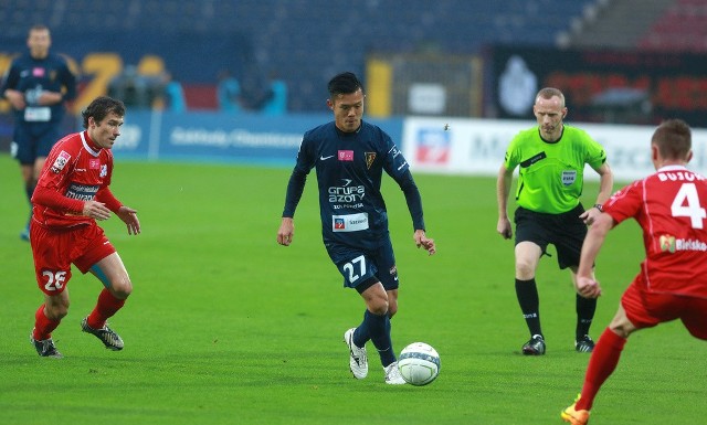 Takfaumi Akahoshi (z piłką) lubi współpracę z Marcinem Robakiem.