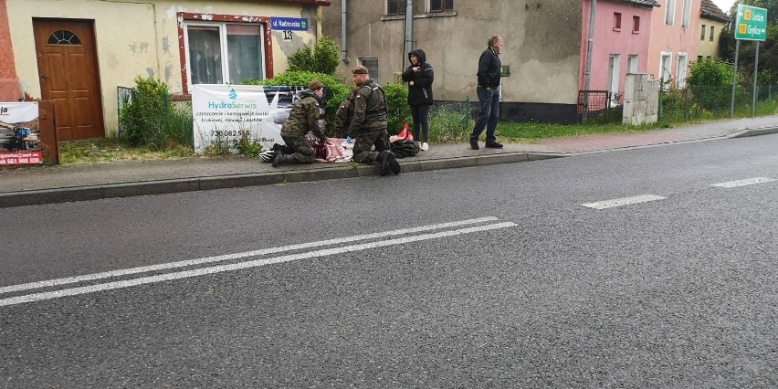 Terytorialsi z Trzebiatowa udzielili pomocy poszkodowanemu w wypadku rowerzyście