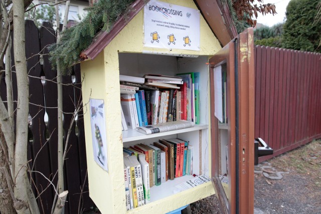 Bookcrossing przy ulicy. Każdy może tu przyjść i wziąć sobie książkę.