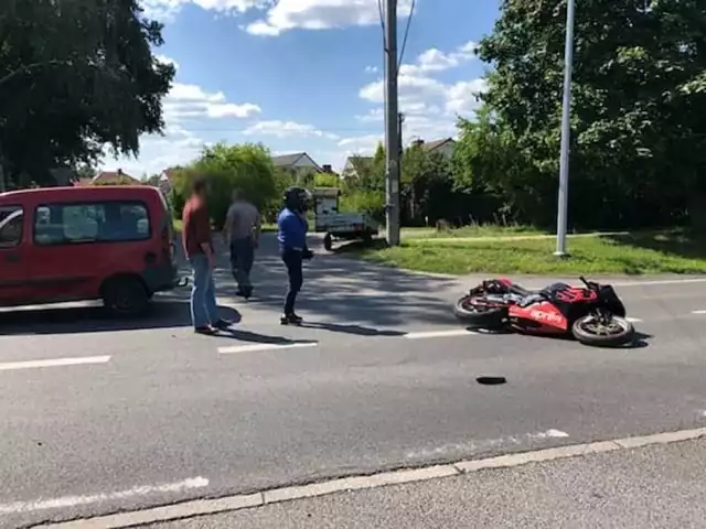 Do wypadku doszło w piątek, 20 lipca, w podgorzowskiej Kłodawie. Kierujący citroenem z przyczepką zajechał drogę motocykliście.Kierujący citroenem z przyczepka włączał się do ruchu na drodze w Kłodawie. 49-latek nie upewnił się czy może bezpiecznie włączyć się do ruchu. Zajechał drogę jadącemu prawidłowo motocykliście. W rezultacie 44-lenti motocyklista uderzył w bok citroena.Ranny 44-latek został przewieziony do szpitala przez ekipę karetki pogotowia ratunkowego. Gorzowska policja zabezpieczyła miejsce wypadku. Trwa ustalanie dokładnego przebiegu zdarzenia.– Jest ładna pogoda, trwa sezon motocyklowy. Kierowcy muszą zwracać uwagę na motory, których na drogach nie brakuje. Musimy pamiętać o motocyklistach – podkreśla nadkom. Marek Waraksa, naczelnik gorzowskiej drogówki.WIDEO: Gorzów. Rzecznik konsumentów przestrzega przed naciągaczami