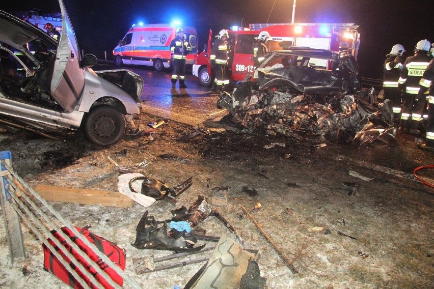 Śmiertelny wypadek na ekspresowej "7" koło Tokarni. Wielu rannych. Jeden z kierowców jechał pod prąd, doszło do czołowego zderzenia! 