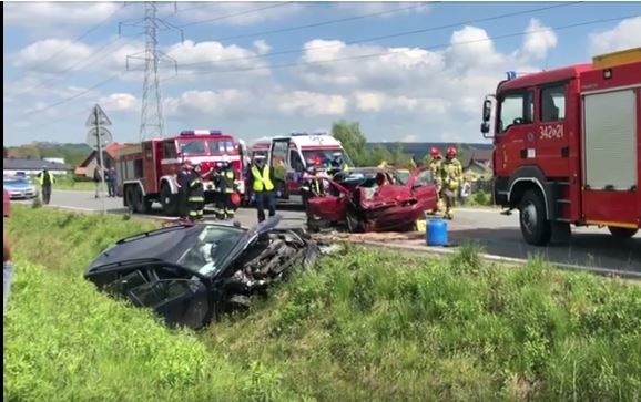 Podrzecze wypadek. Na obwodnicy czołowo zderzyły się dwa auta. Na miejscu cztery karetki i helikopter LPR