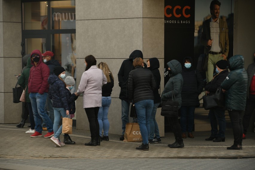 Wielka kolejka w niedzielę handlową 28 marca przed sklepem CCC w Busku-Zdroju. Po buty za 1 grosz! Zobaczcie zdjęcia