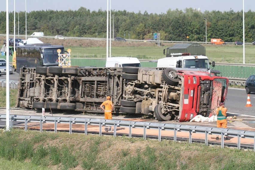 Ciężarówka przewróciła się na AOW. Śmieci leżą na drodze [ZDJĘCIA]