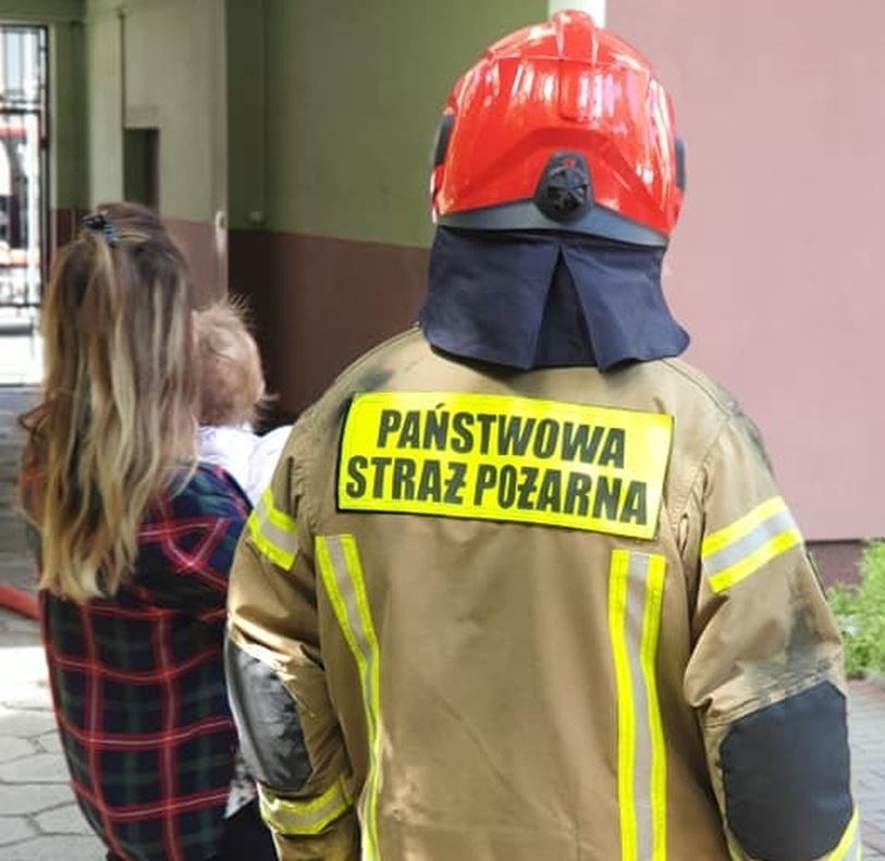 Pożar mieszkania w Łodzi na Kozinach. Z bloku ewakuowano 10 osób ZDJĘCIA