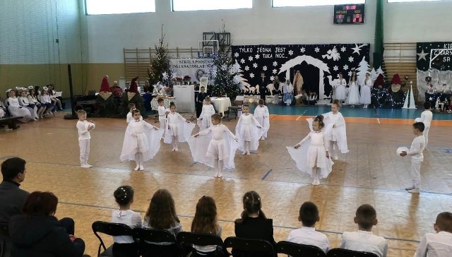 Jasełka odbyły się w poniedziałek, 19 grudnia w hali sportowej szkoły w Tczowie.