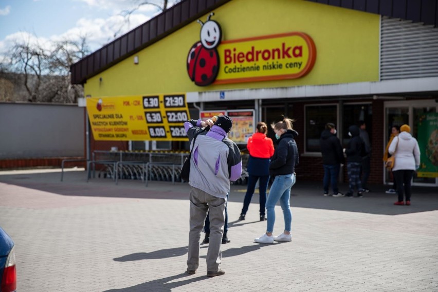 Po świętach Biedronka nadal wydłuża godziny otwarcia. Sklepy...