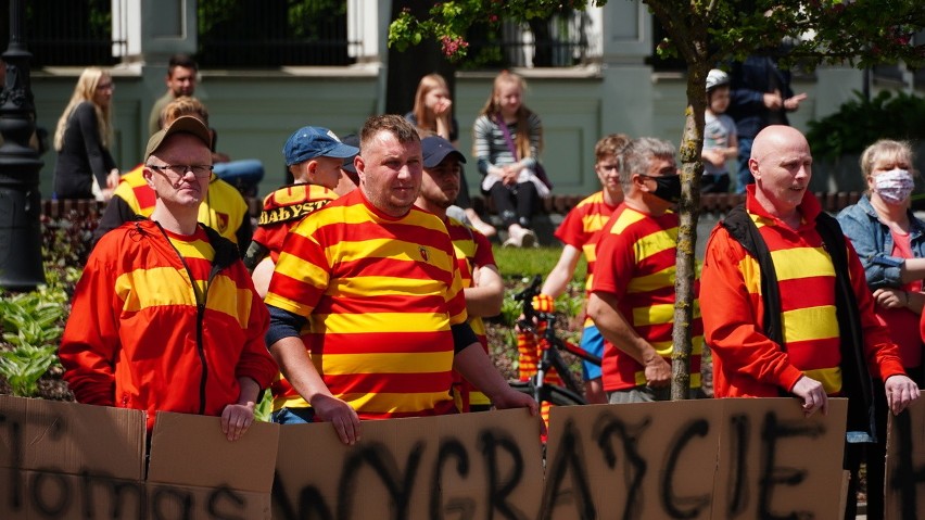 Jagiellonia - Wisła Płock. Kibice Żółto-Czerwonych na trasie przejazdu na stadion [ZDJĘCIA]