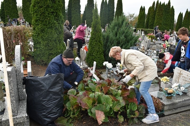 W akcję sprzątania na cmentarzu zaangażowali się mieszkańcy,...