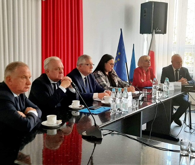 Sejmowa Podkomisja wzięła udział w spotkaniu z samorządowcami w siedzibie Starostwa Powiatowego w Przysusze.