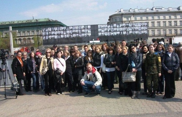 Uczniowie Niepublicznego Technikum ostrowieckiego Zakładu Doskonalenia Zawodowego podczas uroczystości żałobnych w Warszawie.