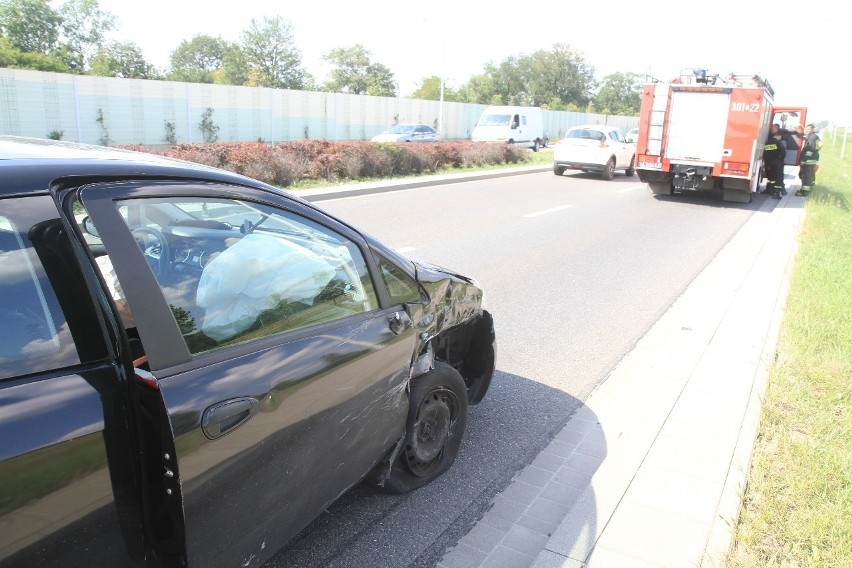 Wypadek za mostem Milenijnym. Punto wjechało w mercedesa z pustym bakiem [ZDJĘCIA]