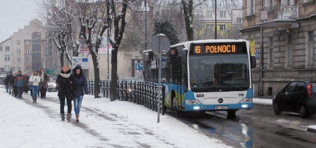 Tak wczoraj przed południem wyglądała ulica Mickiewicza w Ełku. Do tego czasu śnieg na jezdni już się rozpuścił. Ale na chodnikach było bardzo ślisko. Jeszcze gorsze warunki panowały na bocznych uliczkach i podwórkach.